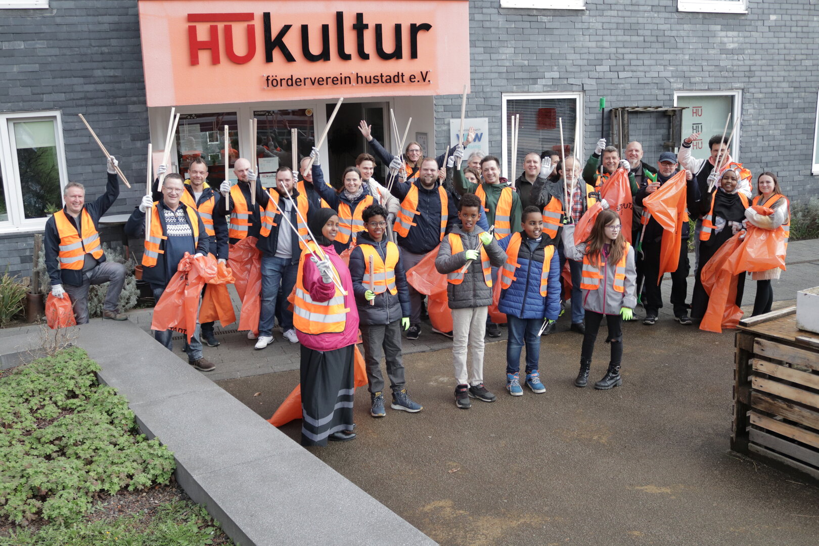 Helfer*innen versammelt vor der HUKultur in der Hustadt – bereit für den Frühjahrs-Stadtputz 2023