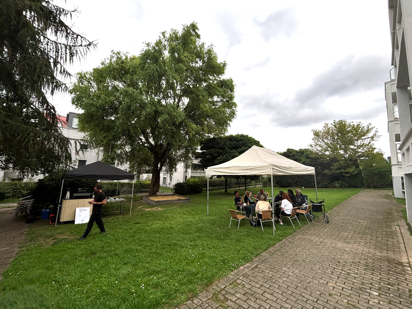 Gemütliche Runde im Quartier: Beim Quartiersfest gab es nicht nur Kaffee und Kuchen, sondern auch die Gelegenheit zum direkten Dialog. Gemütliche Runde im Quartier: Beim Quartiersfest gab es nicht nur Kaffee und Kuchen, sondern auch die Gelegenheit zum direkten Dialog.