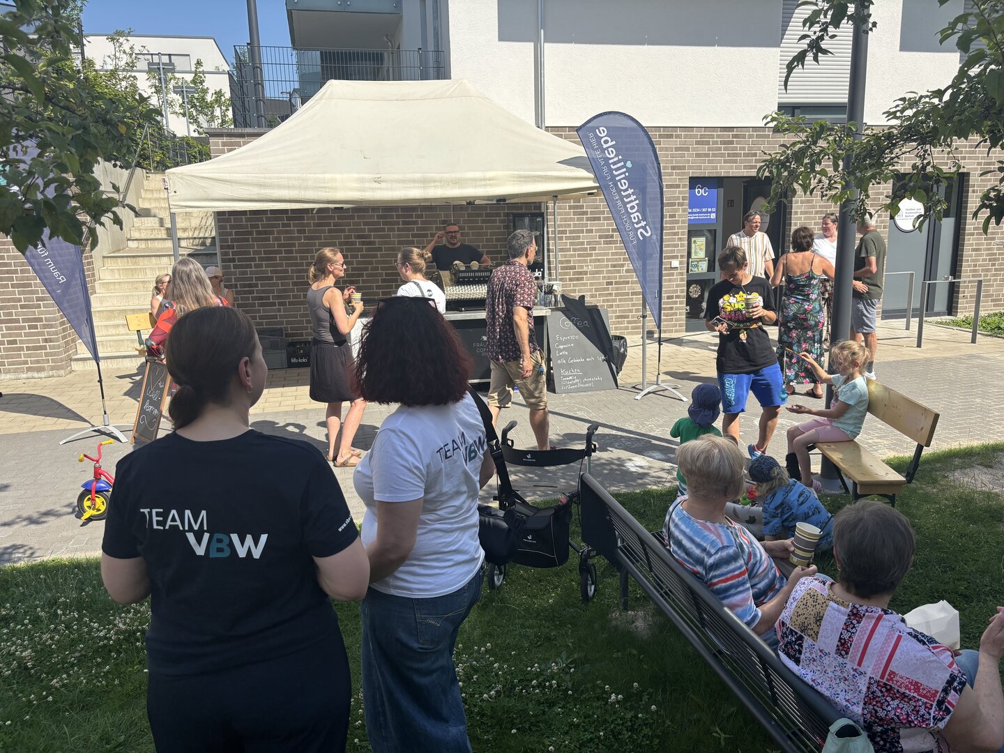 Gemütliche Runde im Quartier: Beim Quartiersfest gab es nicht nur Kaffee und Kuchen, sondern auch die Gelegenheit zum direkten Dialog. Gemütliche Runde im Quartier: Beim Quartiersfest gab es nicht nur Kaffee und Kuchen, sondern auch die Gelegenheit zum direkten Dialog.