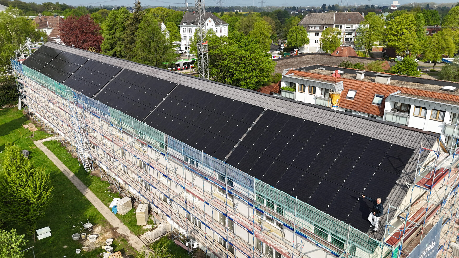 165 PV-Module sind auf dem Dach der Blankensteiner Straße 24 + 26 installiert.