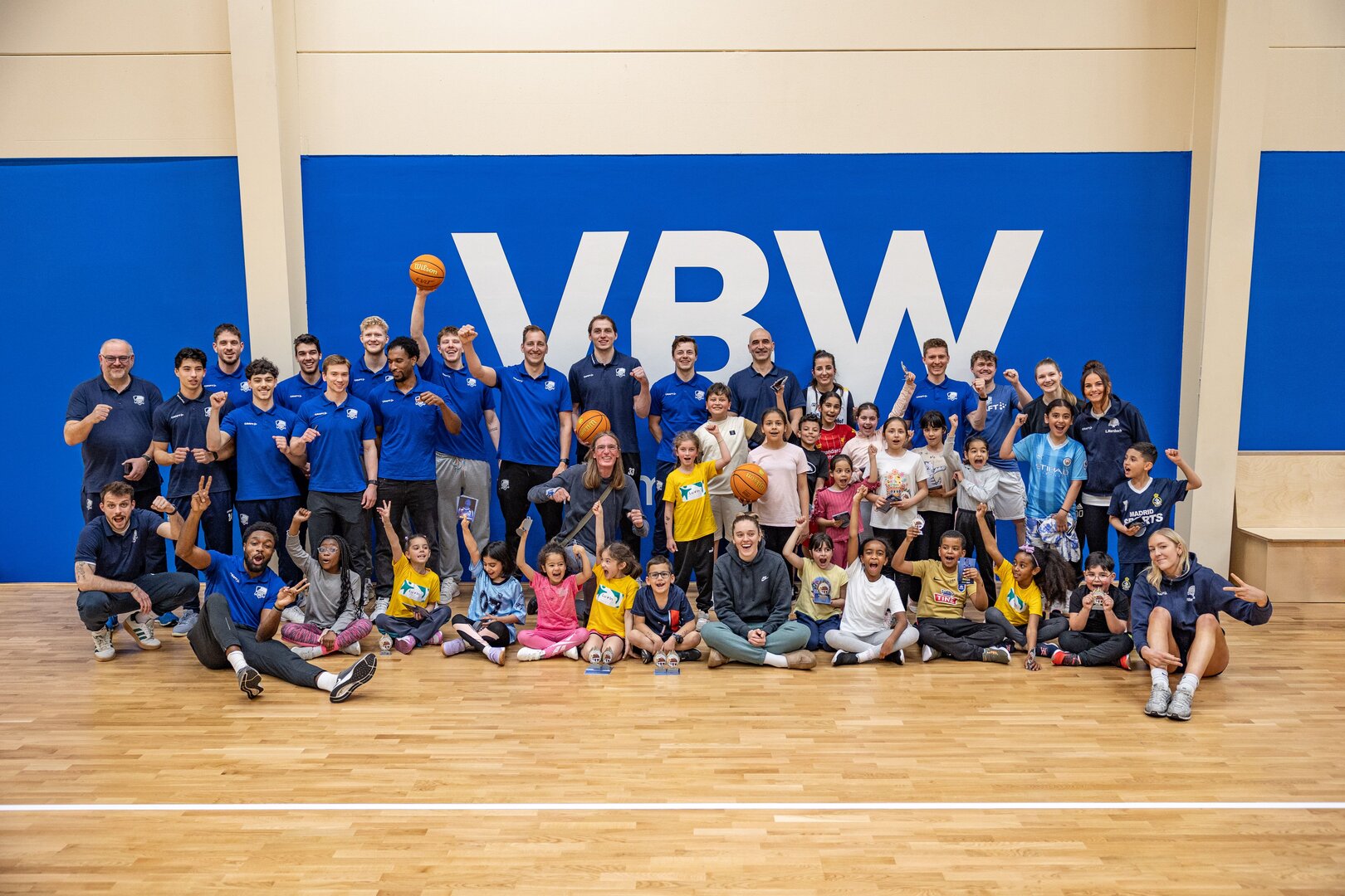 Gruppenfoto: VBW-Kids mit den Profis der VfL AstroStars und den VfL AstroLadies