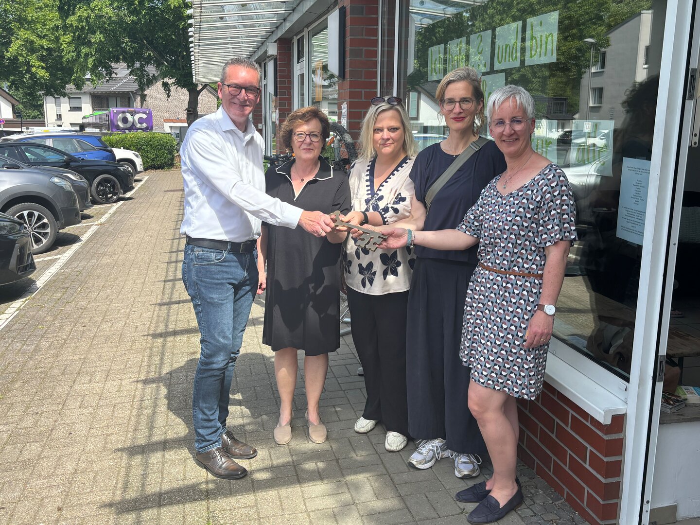 Offizielle Schlüsselübergabe des dritten Ladenlokals (v. l. n r.) Norbert Riffel, Vorstandsvorsitzender der VBW Stiftung, Barbara Menke, Bezirksbürgermeisterin Bochum-Mitte, Simone Dorner und Dorte Huneke-Nollmann, Vorständinnen von Leben im Stadtteil e. V. sowie Silke Neufeld, Leiterin StadtTeilLaden Grumme