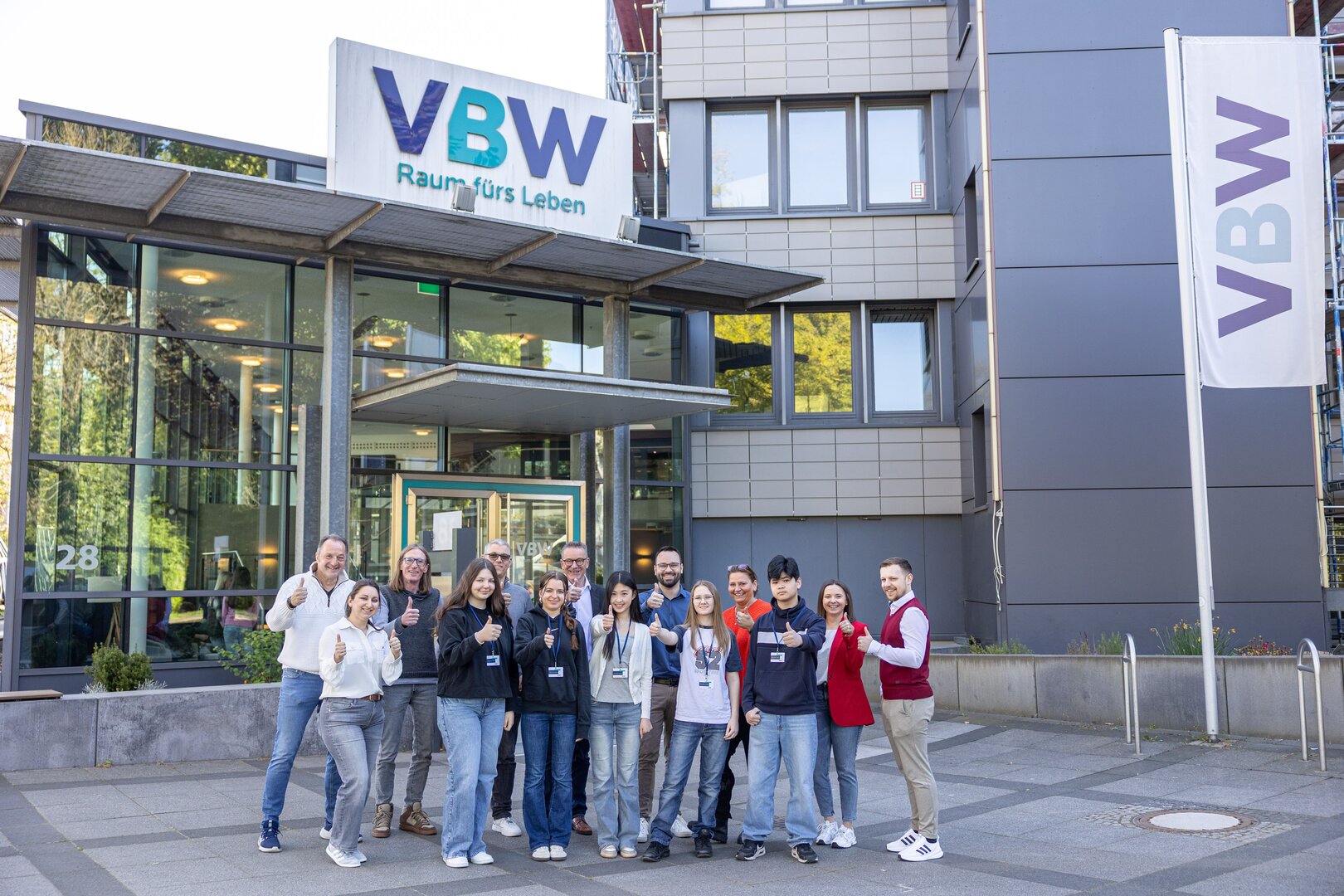 Sechs Mädchen und vier Jungen schnuppern in Neubau, technischer Kundenbetreuung, IT sowie Assistenz und Stiftungsarbeit Sechs Mädchen und vier Jungen schnuppern in Neubau, technischer Kundenbetreuung, IT sowie Assistenz und Stiftungsarbeit