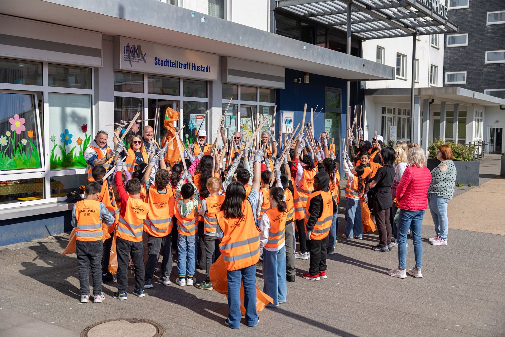 Egal ob groß oder klein – alle haben zum heutigen Erfolg beim Frühjahrs-Stadtputz dazu beigetragen. 