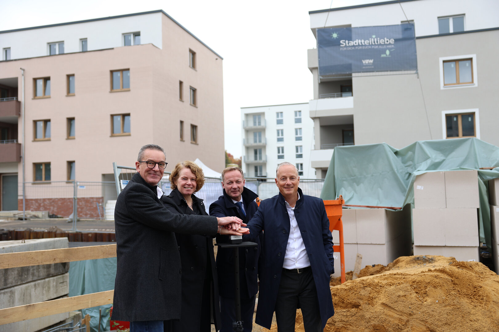 Weihten die Baustelle ein (v. l. n. r.: Norbert Riffel, Geschäftsführer VBW | Heike Möller, Amtsleiterin und Amt für Stadtplanung Bochum | Daniel Sieveke, Staatssekretär MHKBD NRW | Alexander Rychter, Vorstand und Verbandsdirektor VdW Rheinland Westfalen)