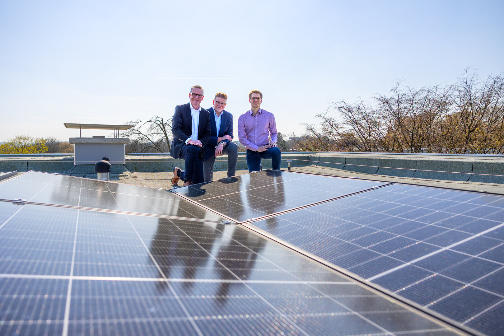 (v. l. n. r.) Norbert Riffel, Geschäftsführer der VBW Bauen und Wohnen GmbH, Dr. Dirk Meyer, Bezirksbürgermeister Bochum-Ost und Malte Beier, Teamleiter Innovation & Portfolio der VBW Bauen und Wohnen GmbH freuen sich über die neuen PV-Anlagen.