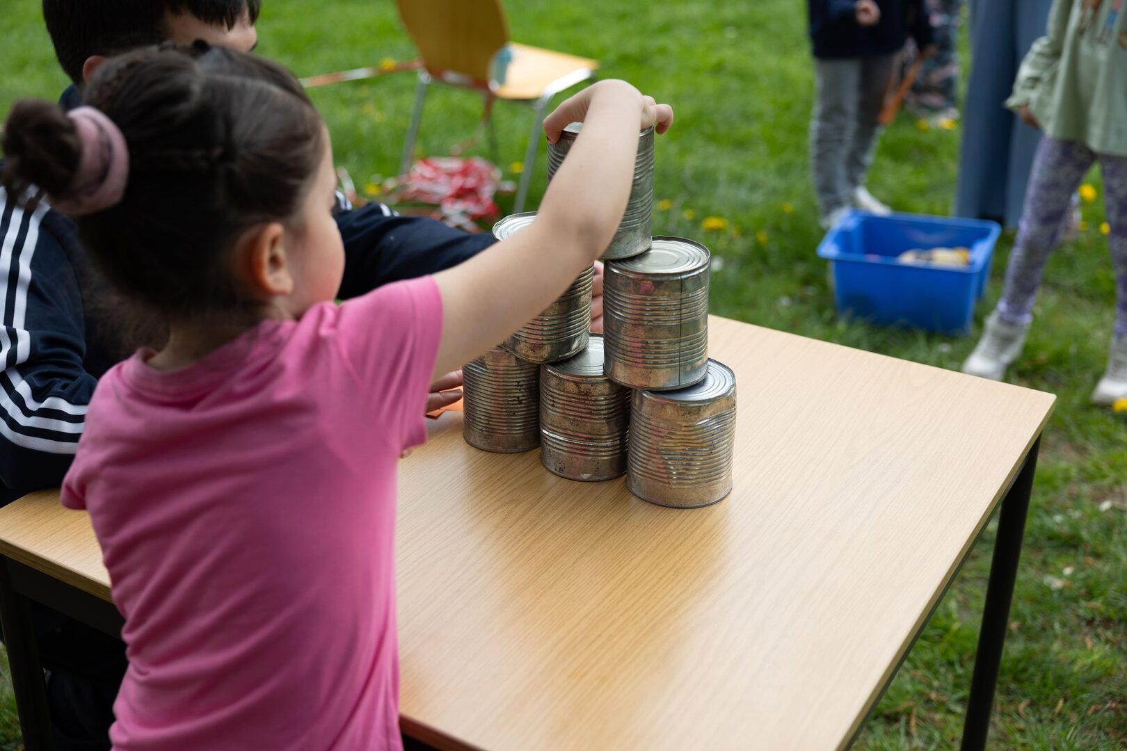 Das Spielmobil mit den verschiedenen Spielgeräten kam beim heutigen, schönen Wetter sehr gut an. Besonders das Dosenwerfen wurde ausgiebig genutzt. 