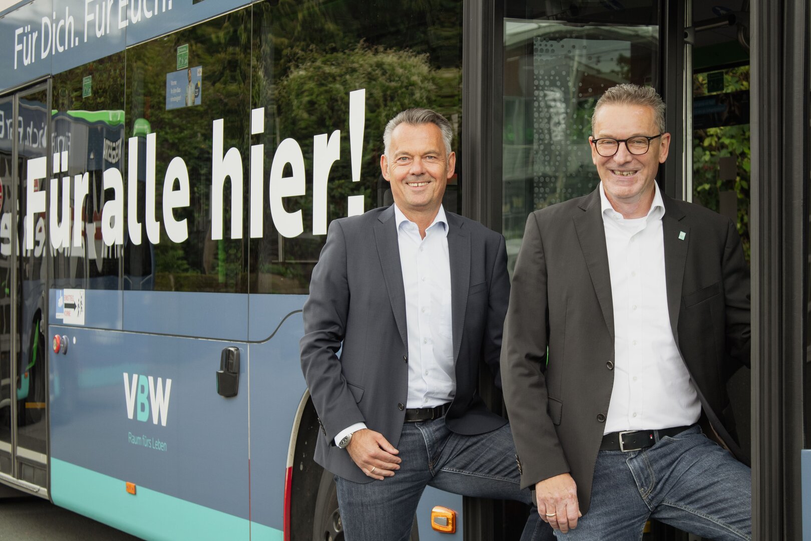 Jörg Filter, Vorstand der BOGESTRA (links) und Norbert Riffel, Geschäftsführer der VBW (rechts) freuen sich beide über die wachsende Mobilitätspartnerschaft der beiden Unternehmen