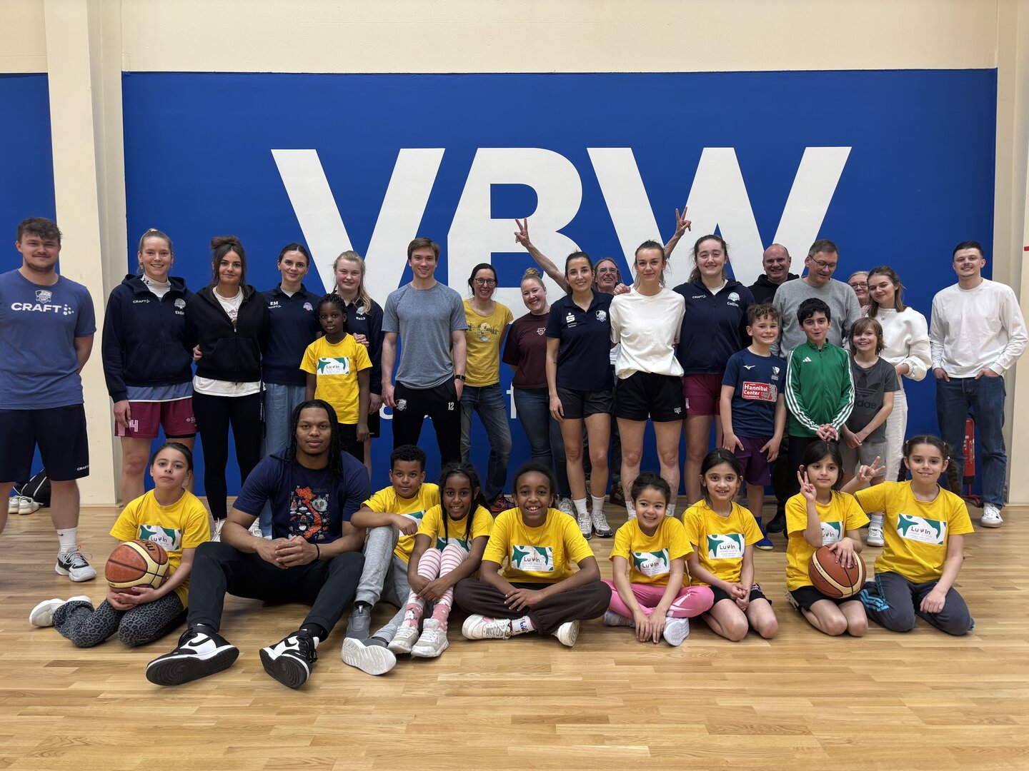 Abschließendes Gruppenfoto aller teilnehmenden Personen