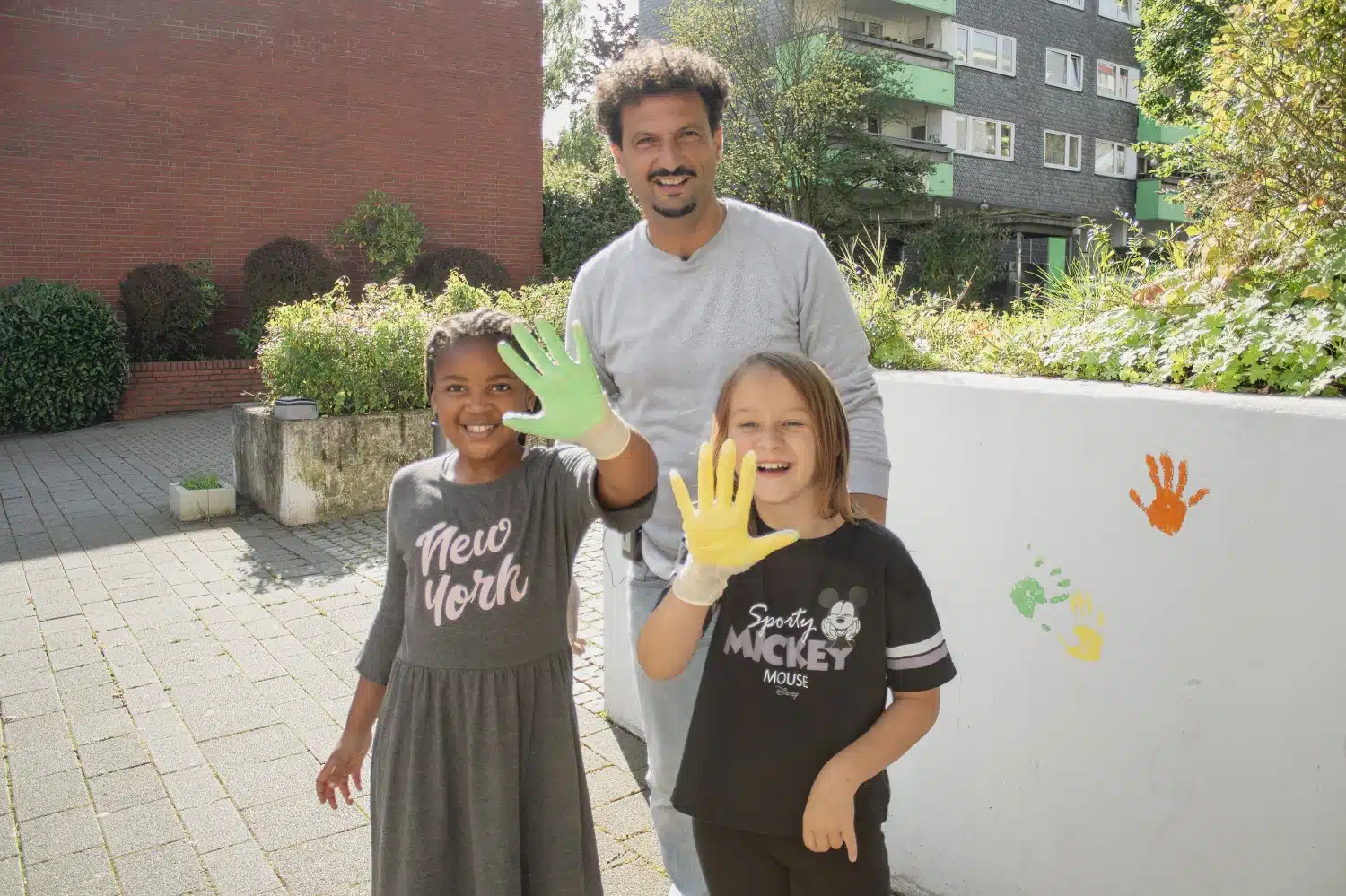 Quartiersexperte Faruk Yildirim an der ehemaligen Graffiti-Mauer