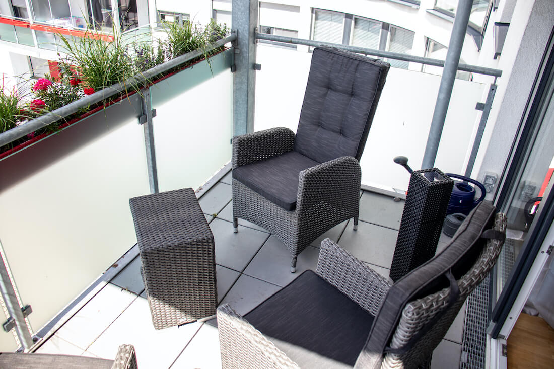 Showroom – Stühle auf einem modernen Balkon