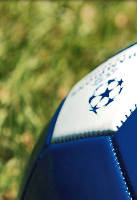 Fußball auf einer Wiese