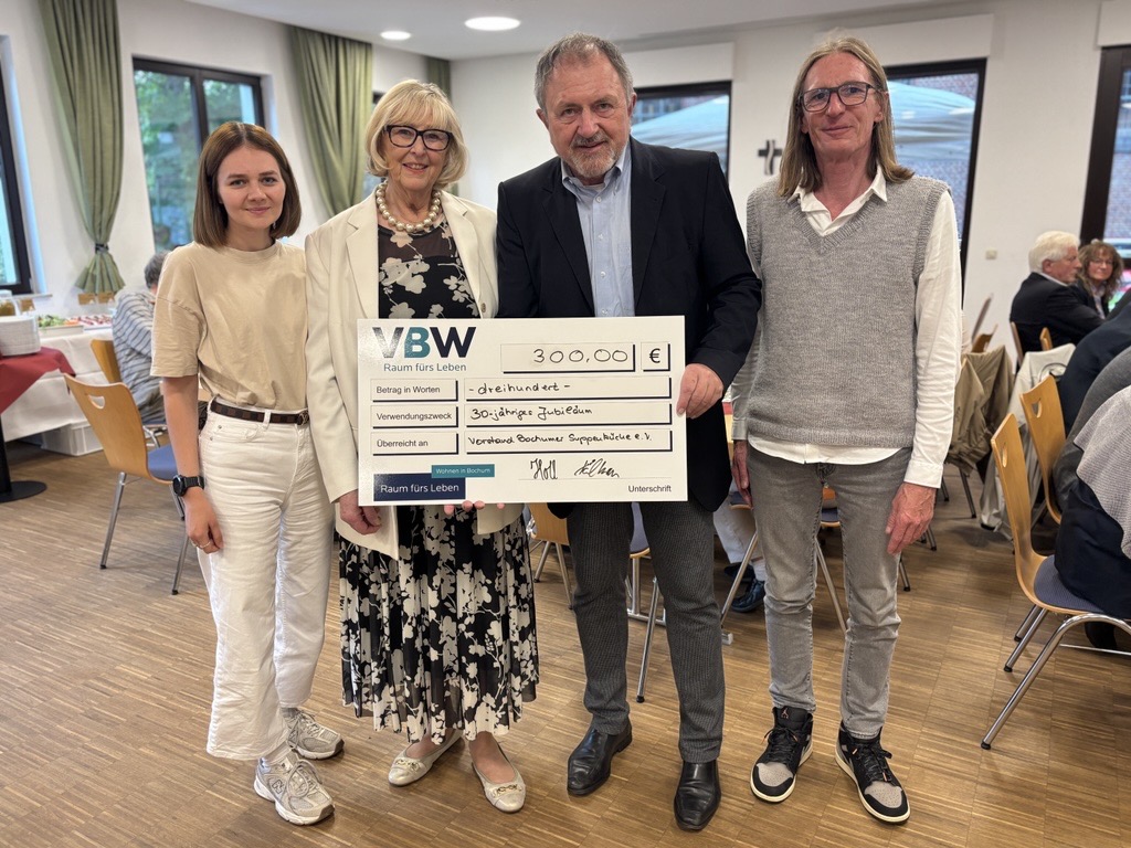 Offizielle Scheckübergabe bei der Jubiläumsfeier (v. l. n. r.): Anne-Katrin Holl, Vorstand der VBW Stiftung, Christa Lichius, Vorstandsmitglied der Bochumer Suppenküche e. V., Johannes Motz, neuer Vorstandsvorsitzender der Bochumer Suppenküche e. V., sowie Matthias Köllmann, Leiter der VBW Stiftung.