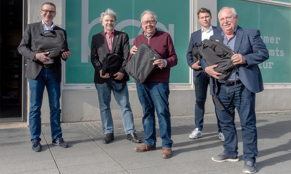 Freudige Gesichter bei der Laptopübergabe (v. l. n. r.): Norbert Riffel, Geschäftsführer der VBW und Vorsitzender der VBW Stiftung, Uwe van der Lely, Geschäftsführer der Bochumer Ehrenamtsagentur, Gisbert Schlotzhauer, 1. Vorsitzender der Bochumer Ehrenamtsagentur, Daniel Frings, Referent der Geschäftsführung der VBW, Hans Henneke, Mitglied des Rats der Stadt Bochum, Vergabeausschussvorsitzender der VBW sowie Kuratoriums-Mitglied der VBW Stiftung 