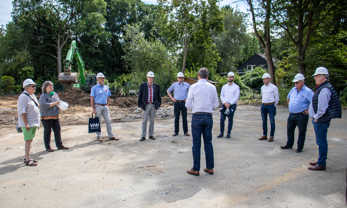 Norbert Riffel erklärt den Teilnehmern die aktuelle Baustelle