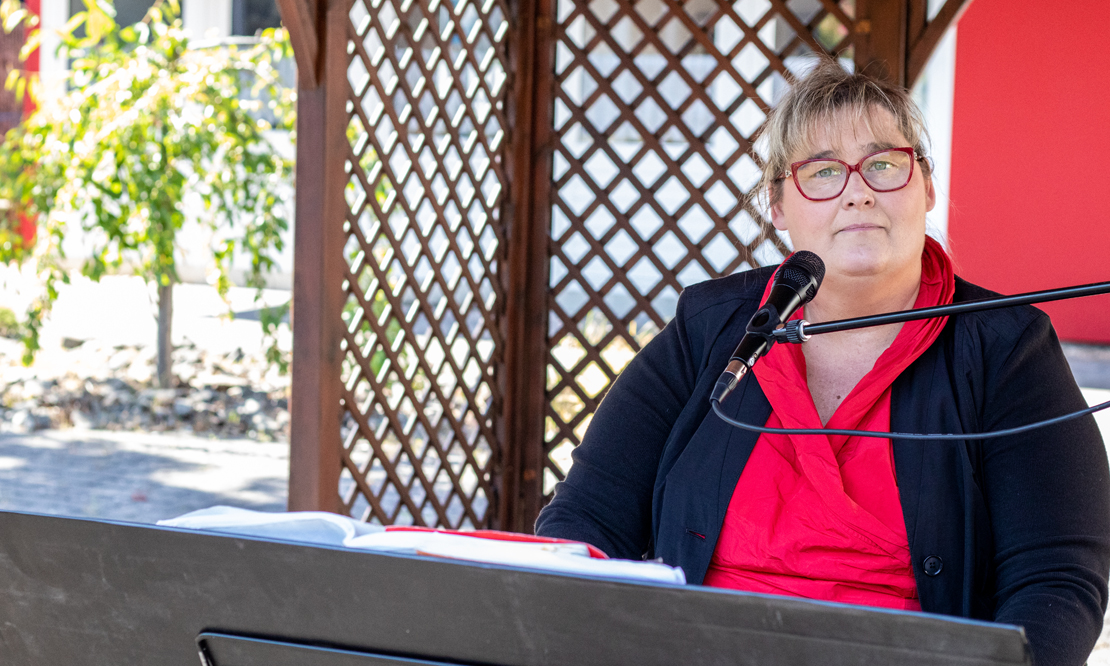 Manuela Clermont-Doebele vor dem Digitalpiano und Mikrofon spielt für über 50 Senioren der Dahlhauser Höhe