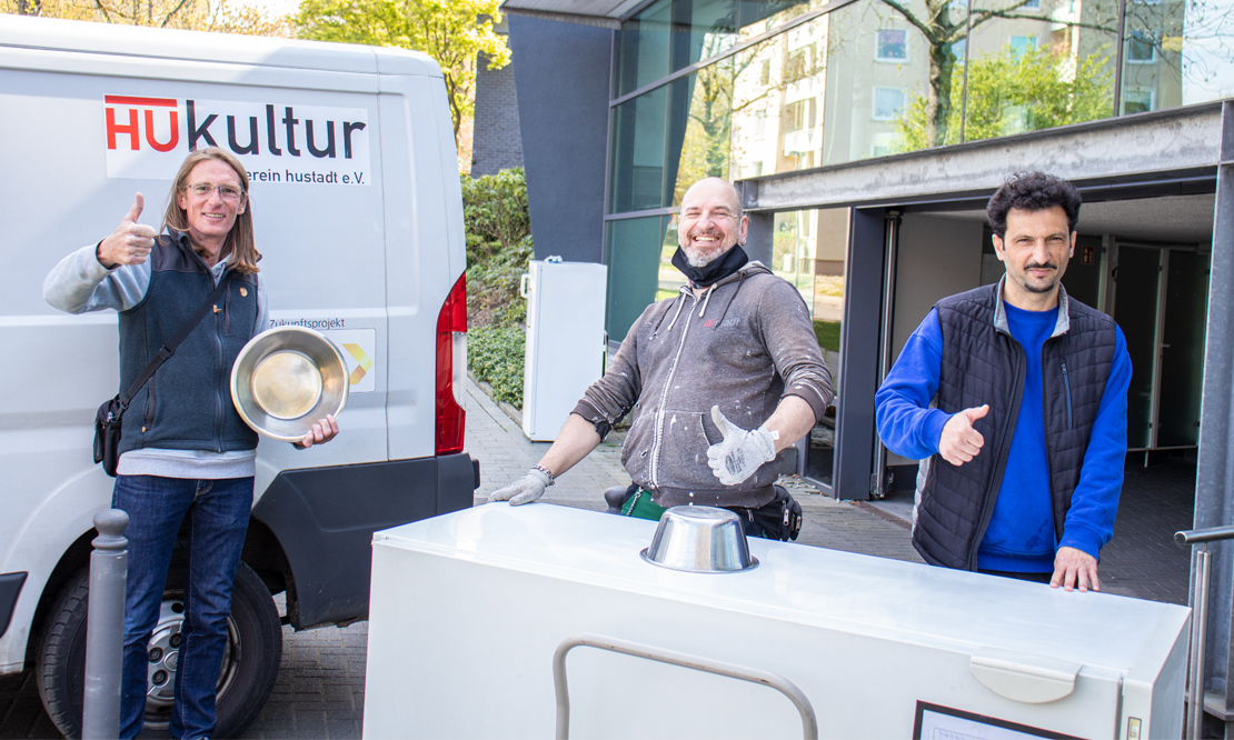 Matthias Köllmann, Stefan Gebhardt und Faruk Yildirim von der HUkultur (v. l. n. r.) freuen sich über die Küchengeräte der VBW
