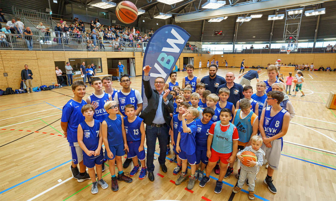 VBW fördert Kinder und Jugendliche im Basketballsport. Zum Jugendtag wirft Geschäftsführer Norbert Riffel Basketball in den Korb
