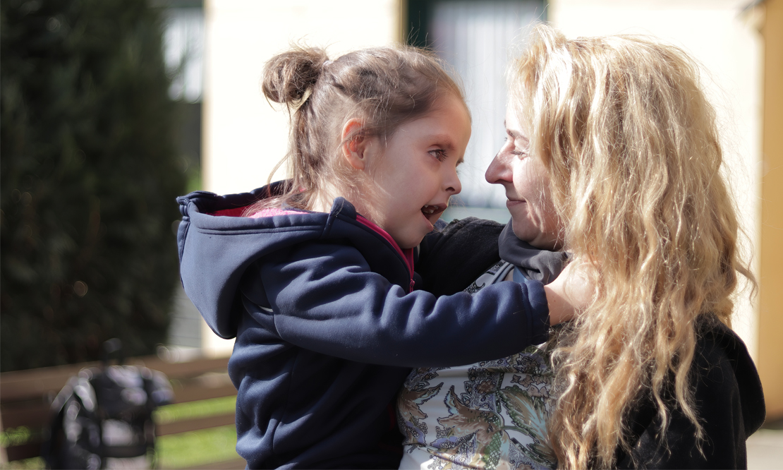 Yuliia Rudan freut sich mit ihrer Tochter über das neue und sichere Zuhause