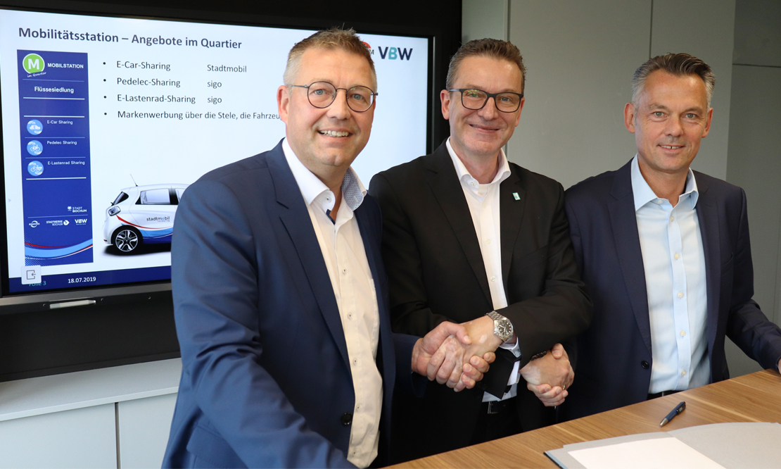 Haben eine Kooperationsvereinbarung unterzeichnet (v. l. n. r.): Stadtwerke-Geschäftsführer Frank Thiel, VBW-Geschäftsführer Norbert Riffel und BOGESTRA-Vorstand Jörg Filter