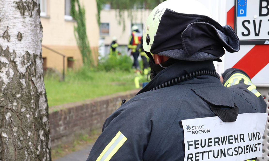 Feuerwehrmann beobachtet den Einsatzverlauf der Kollegen